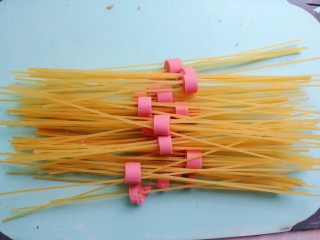 5、虾仁火腿意面,依次穿好