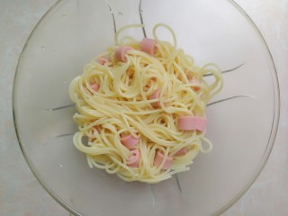 7、虾仁火腿意面,煮好的意面捞起来，加点橄榄油拌一下，放一旁待用