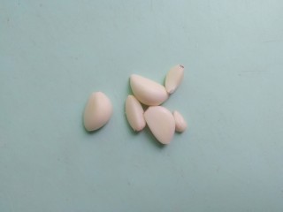 8、虾仁火腿意面,剥几瓣蒜瓣