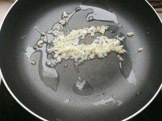 11、虾仁火腿意面,放入蒜蓉，炒出香味