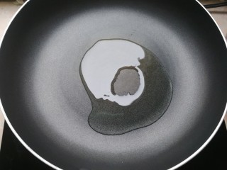 10、虾仁火腿意面,锅里放适量油