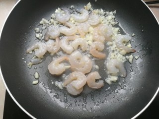 12、虾仁火腿意面,放入虾仁，煎一会