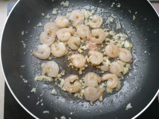 14、虾仁火腿意面,加入适量海盐，翻炒入味