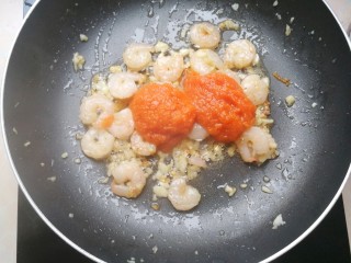 15、虾仁火腿意面,放入两汤匙自制披萨酱（没有的亲可以用番茄酱代替）