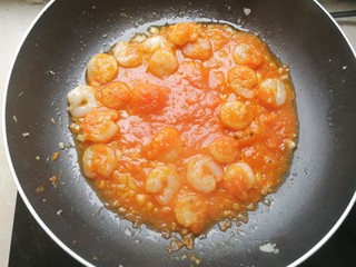 16、虾仁火腿意面,中小火煮一会