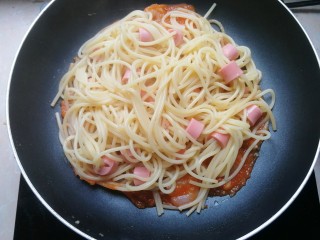 17、虾仁火腿意面,这时加入意面