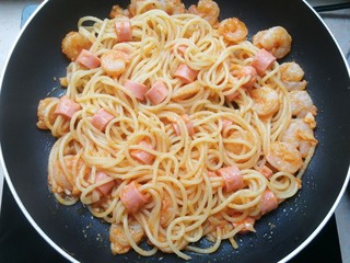 18、虾仁火腿意面,翻炒均匀、入味即可