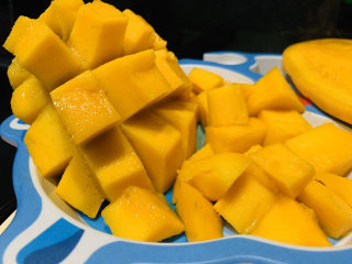 1、芒果披萨,芒果，洗净，去皮，切粒；