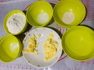 2、芒果披萨,所有做披萨胚食材集合；