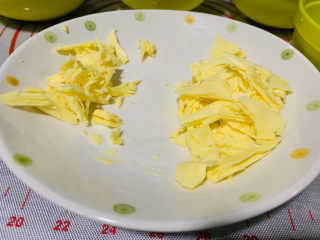 9、芒果披萨,黄油15克，再准备一些碎末，涂抹披萨盘用；