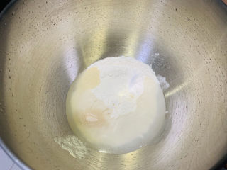 10、芒果披萨,把披萨胚的食材倒入厨师机，没有厨师机用面包机或者手揉都可以；