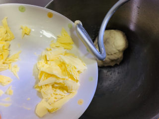 12、芒果披萨,加入准备好的15克黄油，黄油剩一些碎末留着等会用；