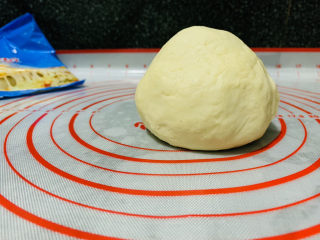 13、芒果披萨,揉成稍微光滑的面团就可以了；