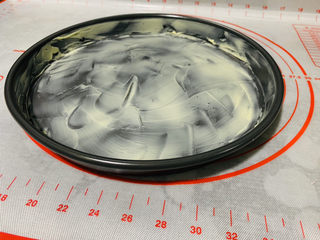 15、芒果披萨,披萨盘底，涂抹少量黄油；