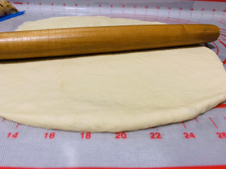 17、芒果披萨,用擀面杖擀成披萨盘形状，比披萨盘小一点；