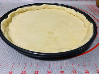 18、芒果披萨,然后放入披萨盘，边缘挤出圆圈；