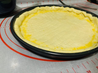 21、芒果披萨,在披萨胚的边缘涂上全蛋液；