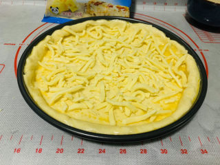 22、芒果披萨,铺上一层芝士碎，剩一些，烤结束前3分钟左右再撒；