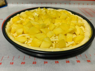 23、芒果披萨,铺上一层芒果粒；