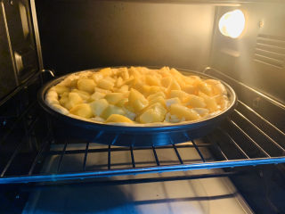 24、芒果披萨,烤箱220度预热，上下火，中层烤15分钟；