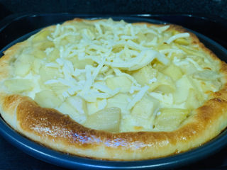 25、芒果披萨,烤12分钟左右，取出披萨，在面上撒剩下的芝士碎；