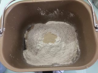 1、牛油果金枪鱼全麦面包,面包桶里先放入水、盐、砂糖再放入高粉、全麦粉和酵母粉，启动和面程序