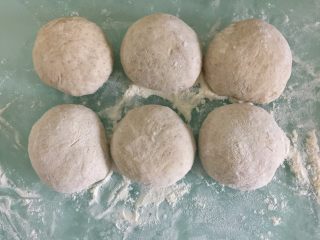 3、牛油果金枪鱼全麦面包,取出后压扁排气分成6等分后松弛10分钟