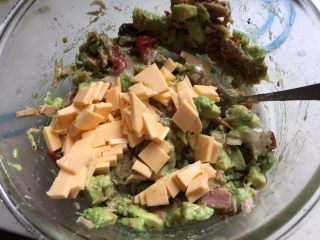 4、牛油果金枪鱼全麦面包,牛油果切小，油渍番茄切小，金枪鱼撕小放入碗中，加入适量的沙拉汁、盐、黑胡椒碎、柠檬汁和芝士粒拌匀备用