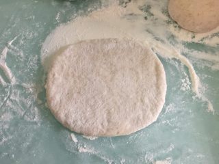 5、牛油果金枪鱼全麦面包,取一个小面团擀成椭圆形