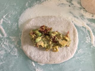 6、牛油果金枪鱼全麦面包,放入适量的馅料