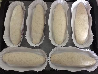 8、牛油果金枪鱼全麦面包,放入纸膜中，放入烤盘