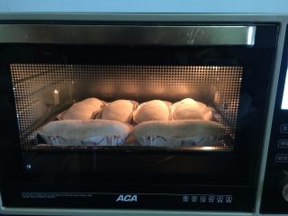 11、牛油果金枪鱼全麦面包,入预热好的烤箱160度烤20分钟