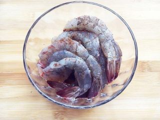 4、锦绣金丝虾球,处理好的虾用料酒、白胡椒粉、盐、糖腌渍15分钟入味。