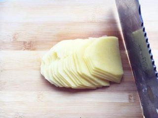 5、锦绣金丝虾球,土豆去皮切片,要厚薄一致。