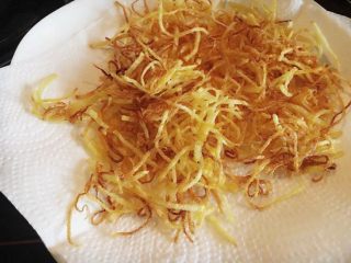 10、锦绣金丝虾球,炸至金黄捞出放纸巾上吸油。