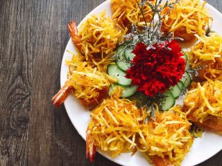 14、锦绣金丝虾球,虾球粘沙拉酱然后再裹上金丝即成。