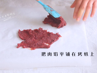 2、猪肉脯,把肉馅平铺在烤纸上摊开。摊的薄一点比较好,这么点肉我分了两次烤。