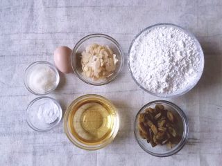 1、烘培之葡萄干杏仁酥,将所有材料称重准备好