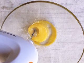 3、烘培之葡萄干杏仁酥,用电动打蛋器中速打发