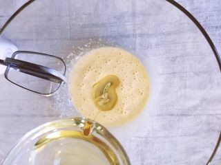 5、烘培之葡萄干杏仁酥,搅打均匀后加入剩下的色拉油打发至奶油般顺滑状态即可