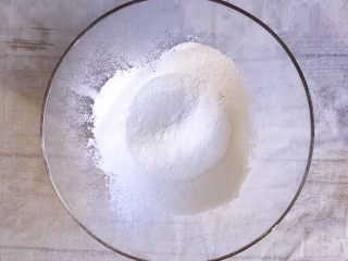 6、烘培之葡萄干杏仁酥,将低筋面粉过筛加入盆中