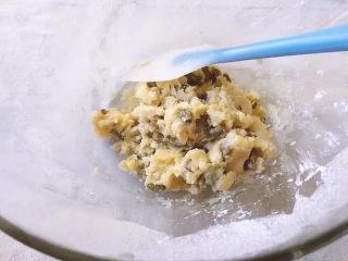 9、烘培之葡萄干杏仁酥,用刮刀轻轻搅拌均匀
