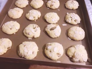 12、烘培之葡萄干杏仁酥,烤箱130度预热美的烤箱130度烤20分钟表面上色即可