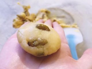 10、烘培之葡萄干杏仁酥,取20g用手搓圆后按扁