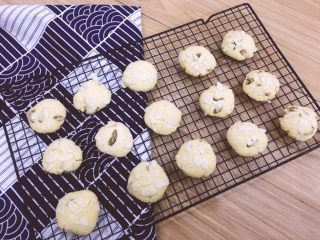 13、烘培之葡萄干杏仁酥,用架子将其晾凉后用盒子密封保存。一周内吃完