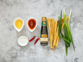 1、葱油腐竹,准备好所需食材