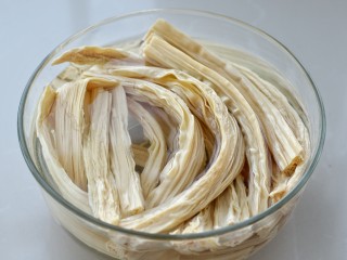 2、葱油腐竹,腐竹提前几个小时用温水泡发