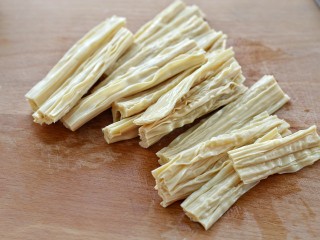 3、葱油腐竹,挤干水分切成长段