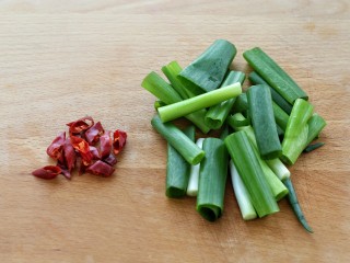 4、葱油腐竹,小葱切段，红干椒也切成小段