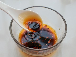 5、葱油腐竹,小碗中放入蒸鱼豉油、辣椒油和适量盐搅拌均匀备用